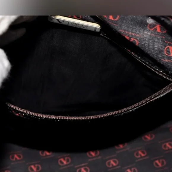 Valentino Garavani: Black Leather Boston Bag - Picture 8 of 12